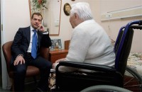 Дмитрий Медведев в пансионате для ветеранов труда на юго-западе Москвы. Фото "Есть немало разных примеров, но этот - достойный", - написал Дмитрий Медведев в Twitter после посещения пансионата для ветеранов труда. Фото: http://twitpic.com/2xk3vi