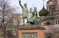 "Живет грубиян, колотит детей, а в этот день вдруг перестает"