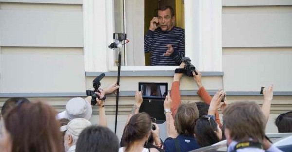 Лев Пономарев в офисе движения «За права человека» в Москве 21 июня 2013 года. Фото: NATALIA KOLESNIKOVA/AFP/Getty Images