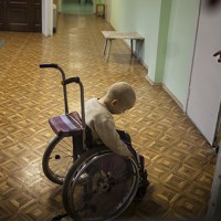 Ребенок в российском государственном учреждении для детей с инвалидностью